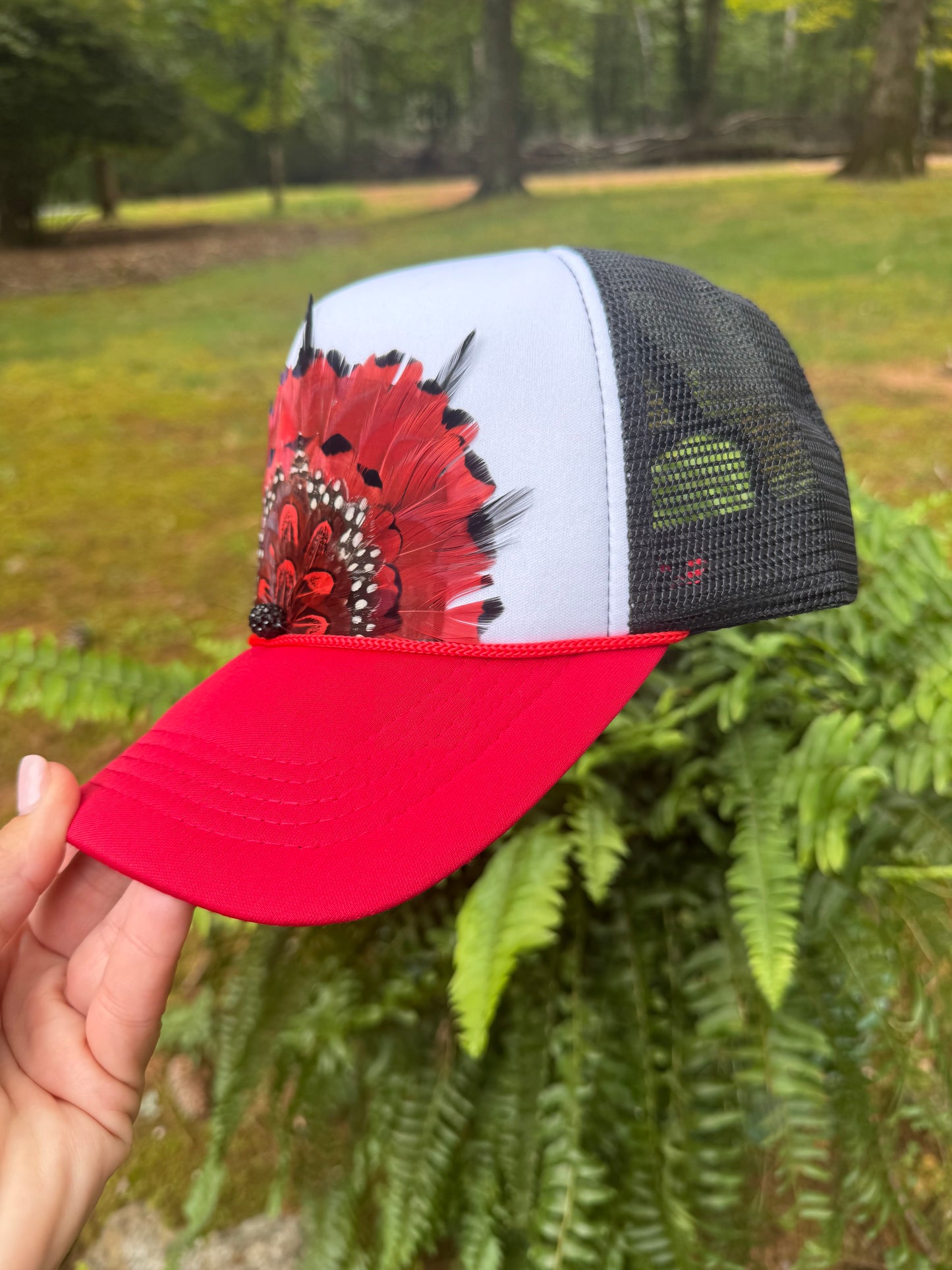Feather trucker hat black and red
