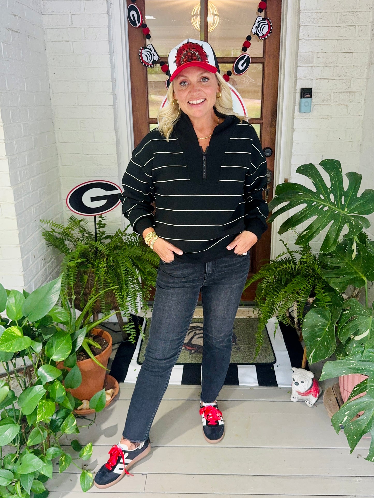 Feather trucker hat black and red