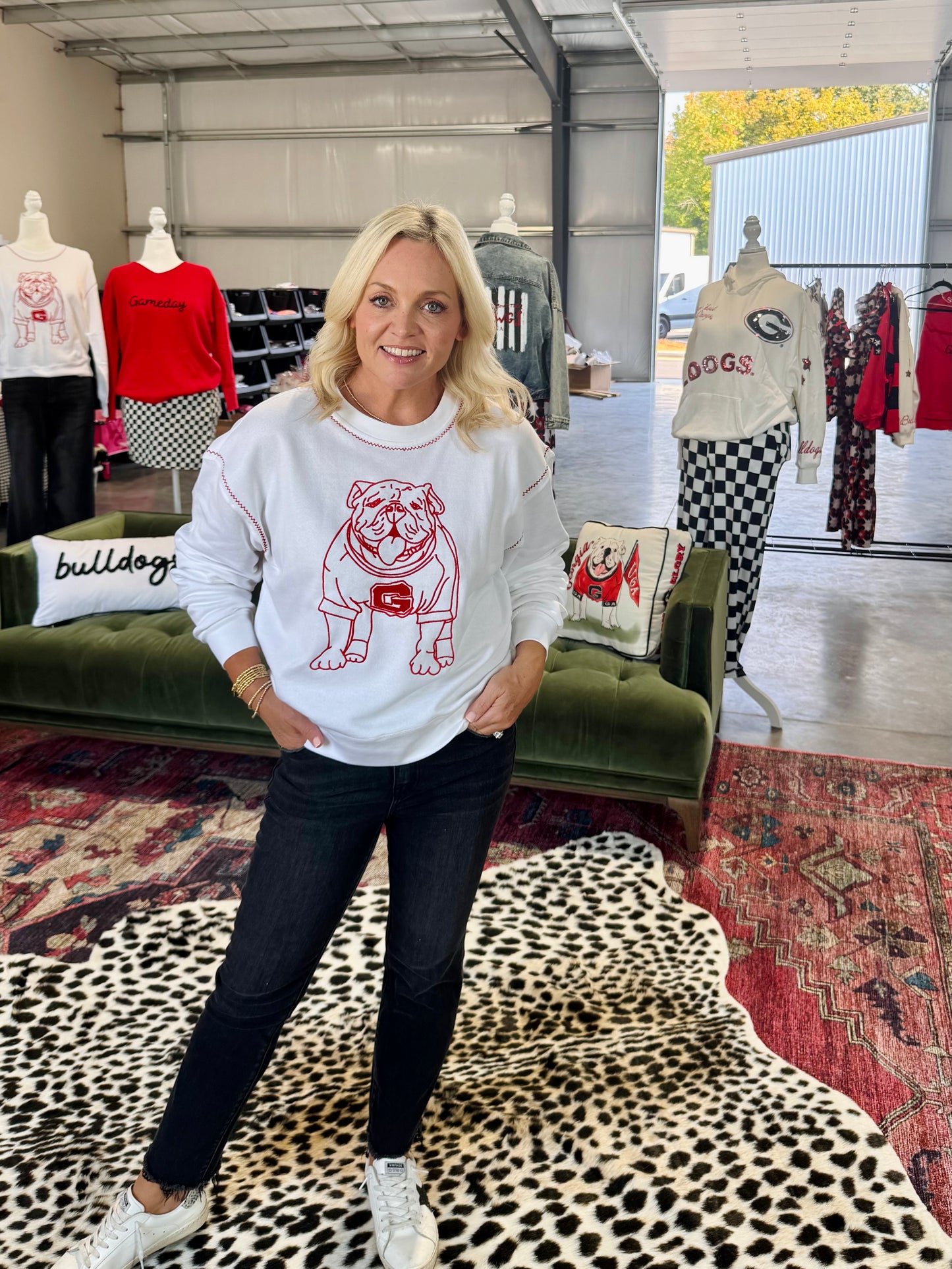 White sweatshirt embroidered bulldog licensed