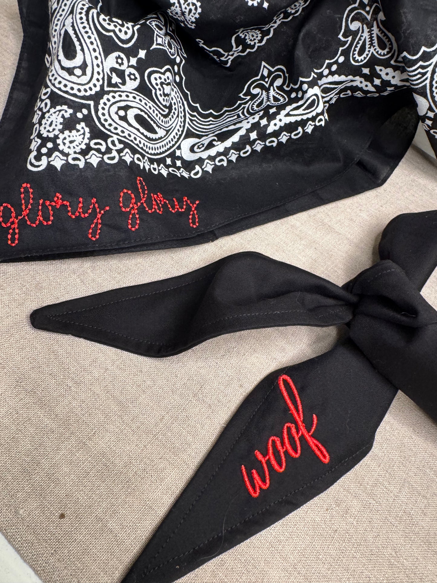 Neck scarf with Woof embroidered