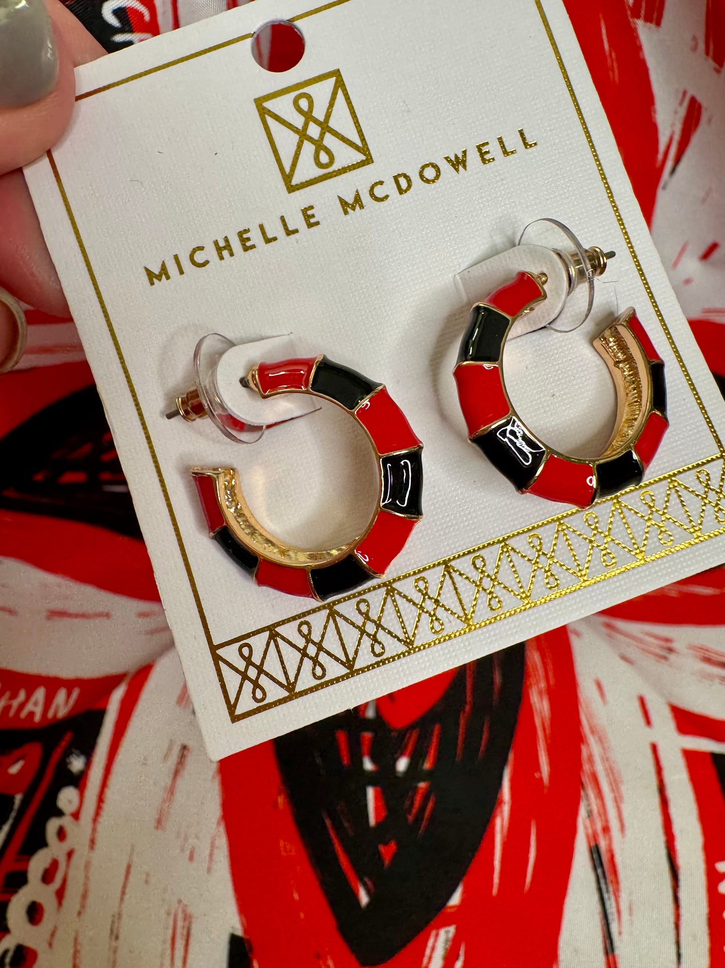 Small metal hoops black and red