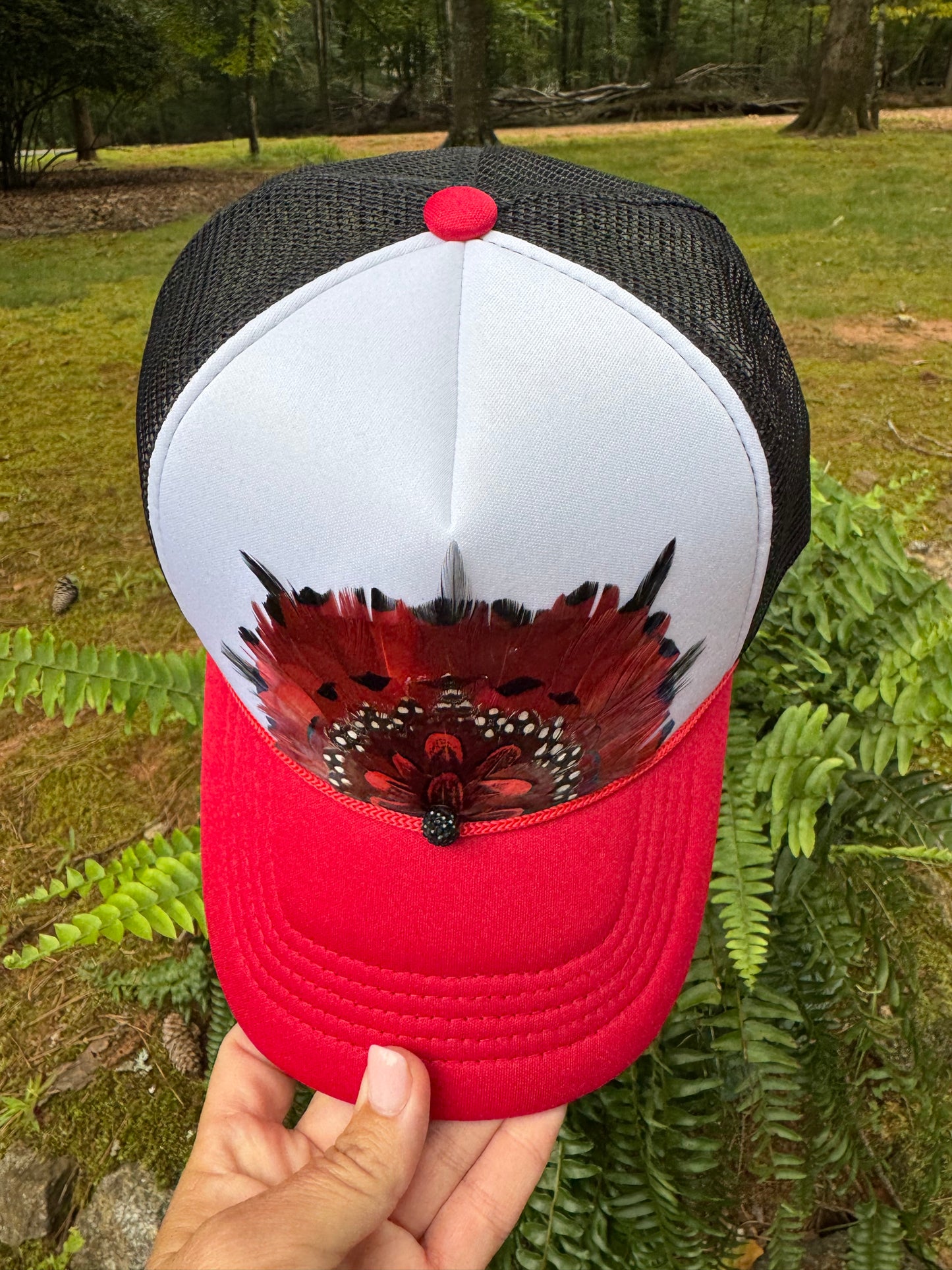 Feather trucker hat black and red