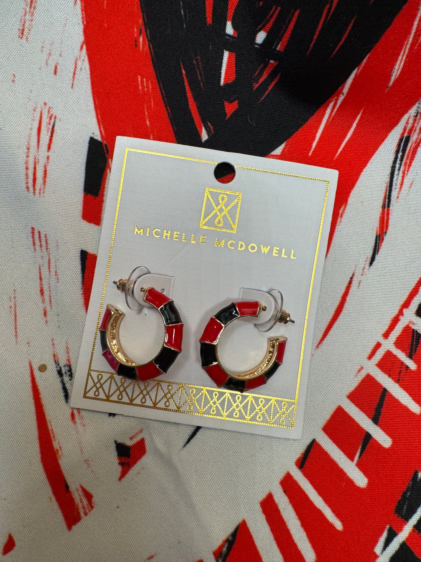 Small metal hoops black and red