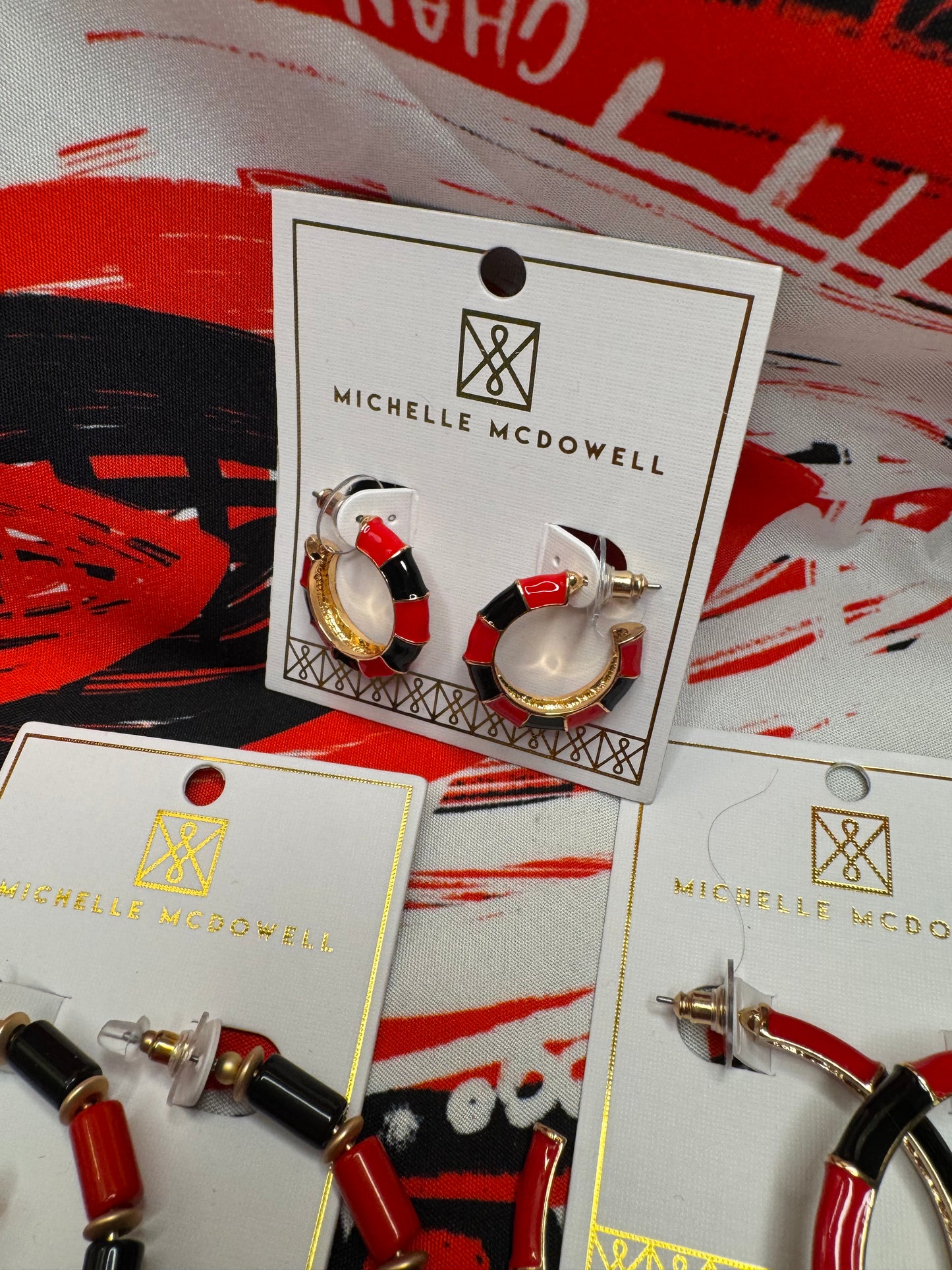 Small metal hoops black and red