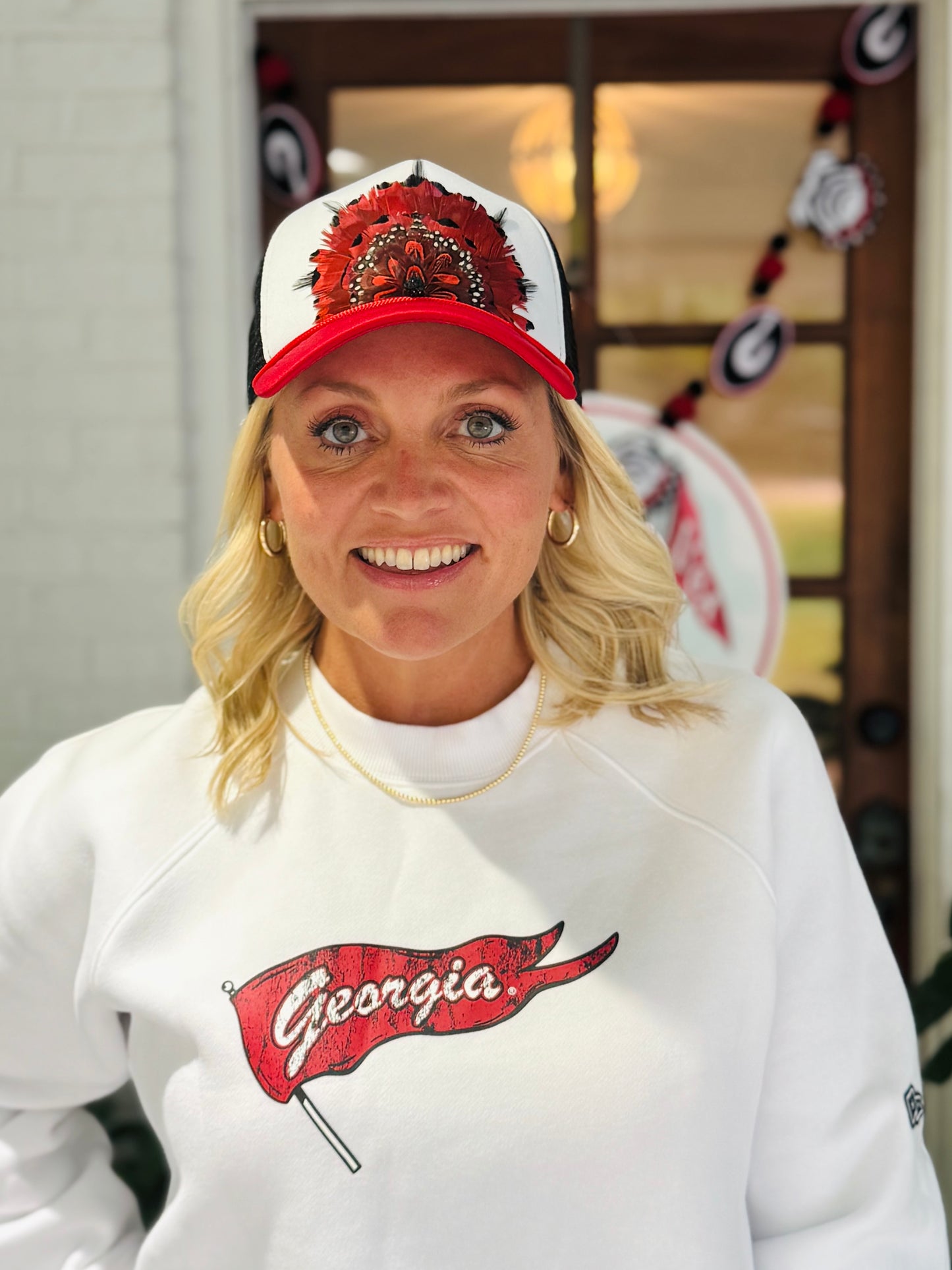 Feather trucker hat black and red
