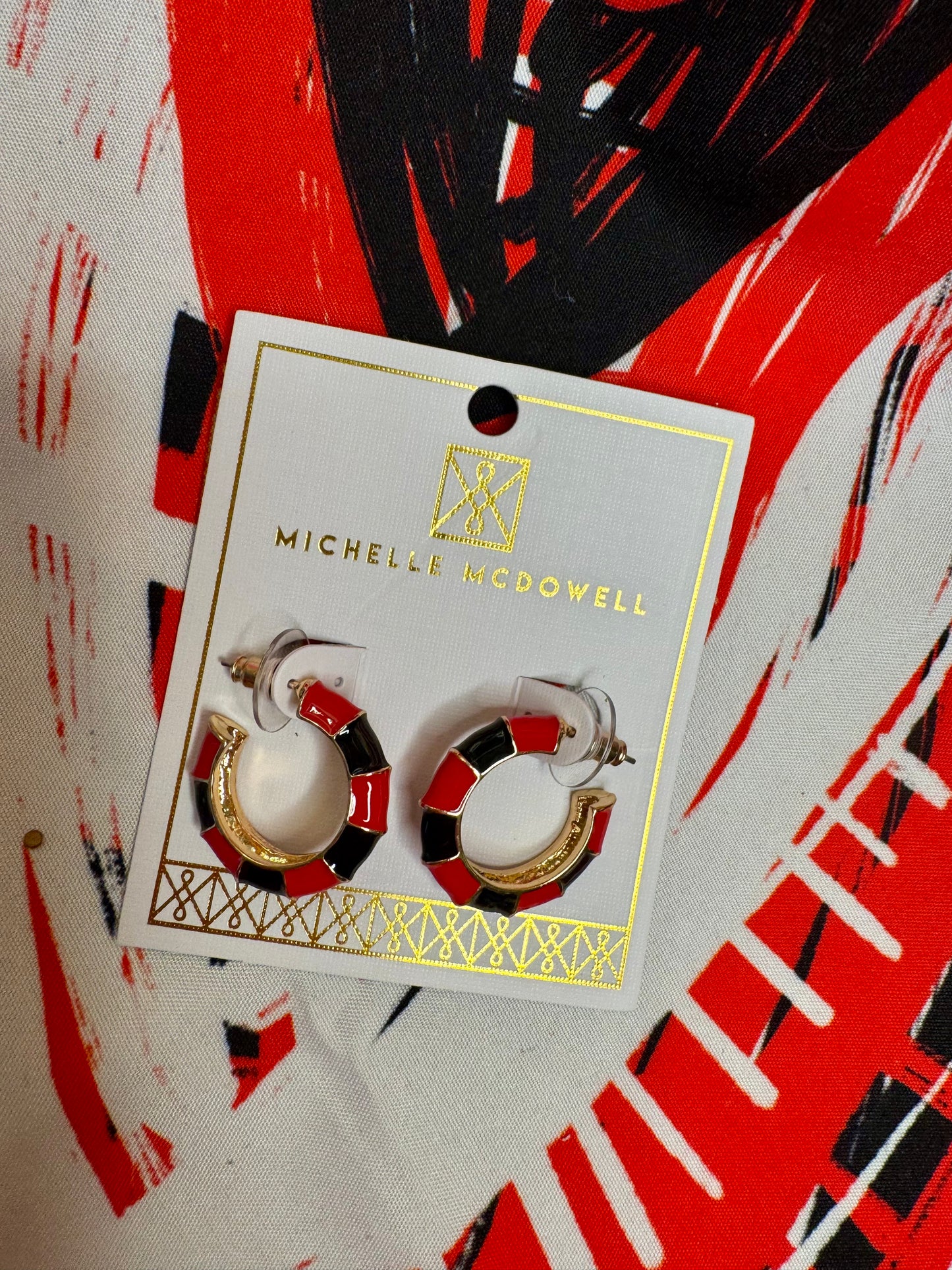 Small metal hoops black and red