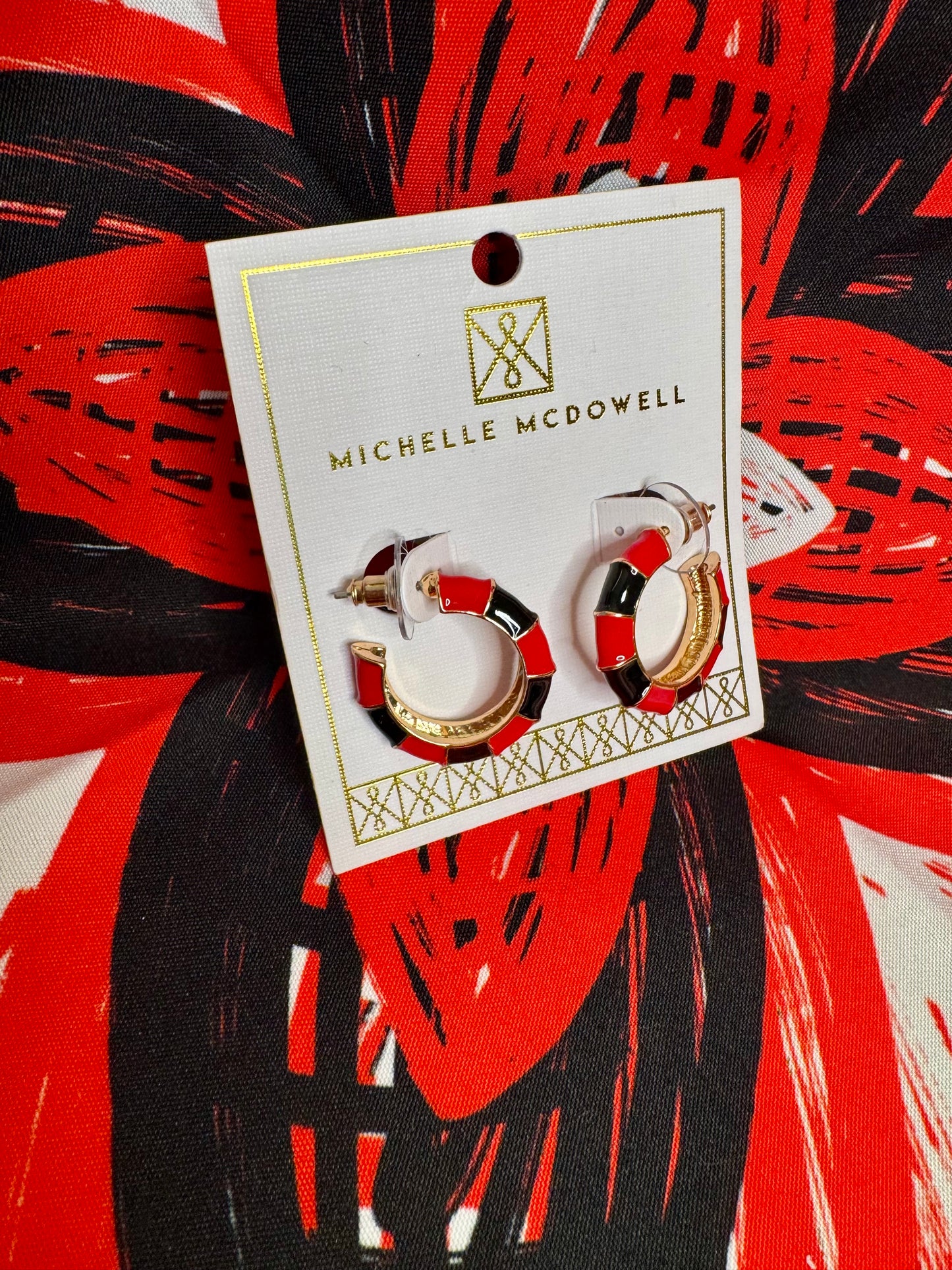Small metal hoops black and red