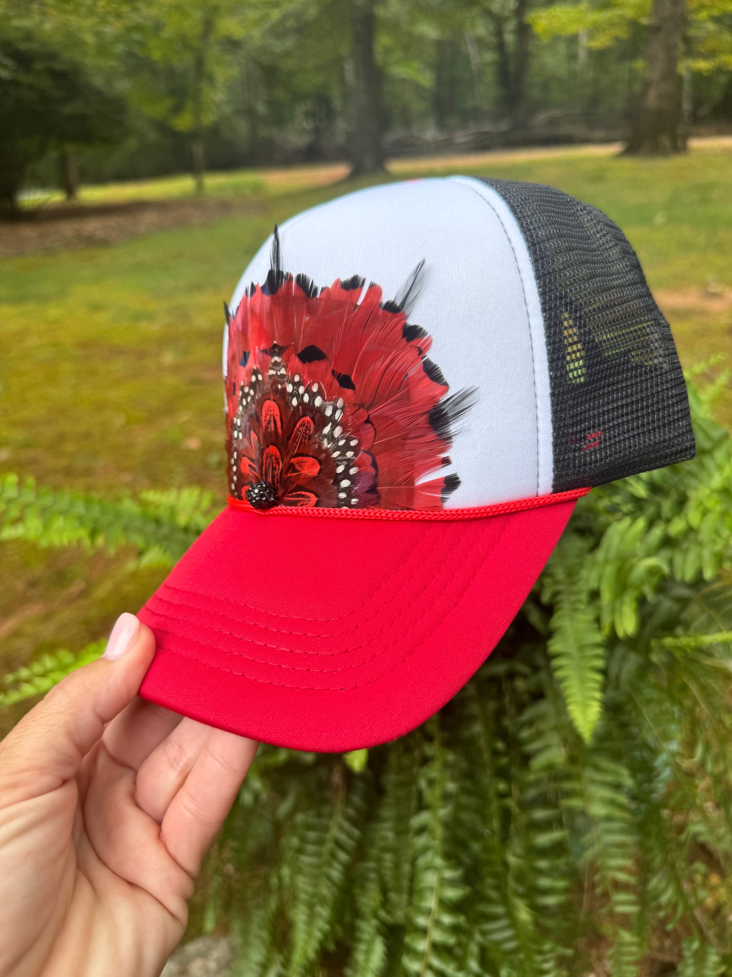 Feather trucker hat black and red