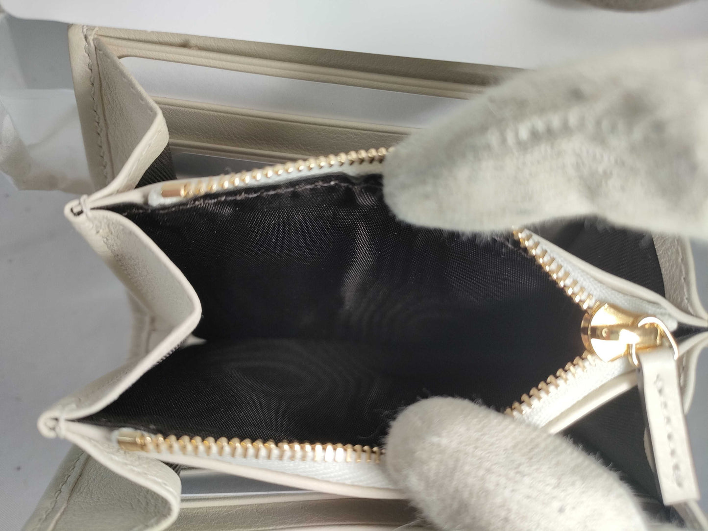Gucci unused blondi white chain wallet in box with bag