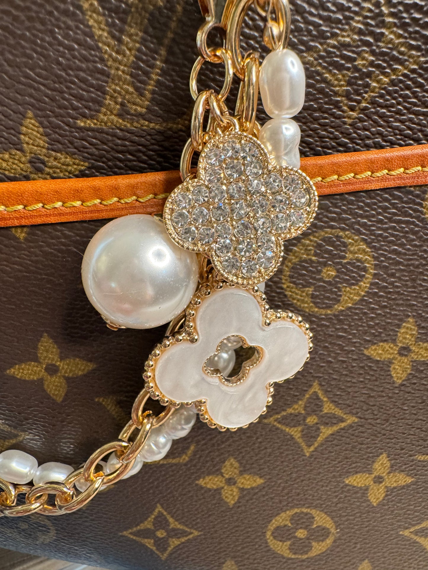 Purse charm clover white and gold