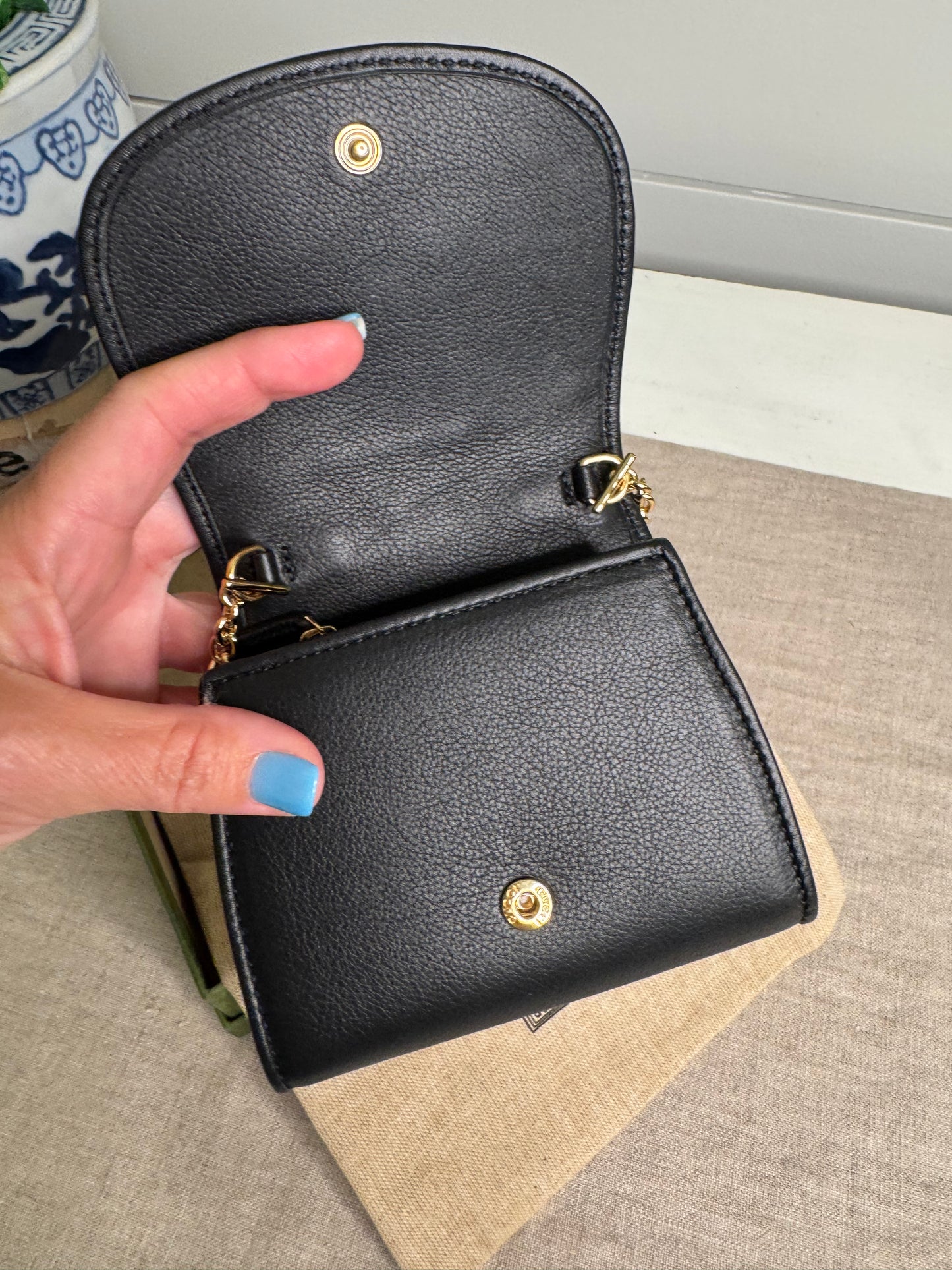 Gucci new in box Blondi chain wallet black with box and storage bag shoulder bag with chain