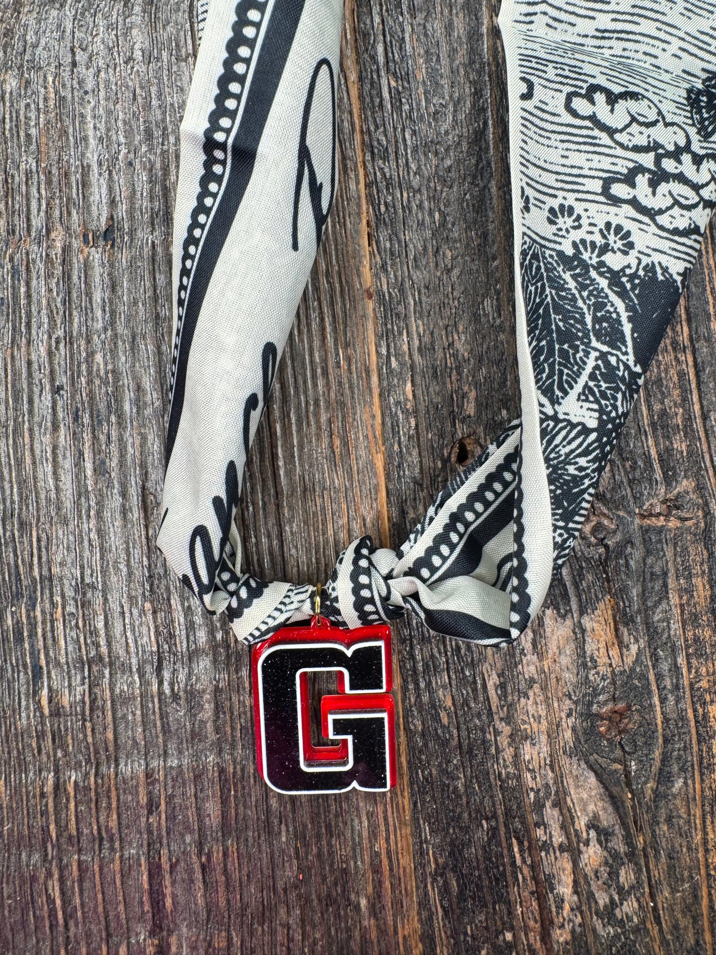 G charm acrylic scarf necklace