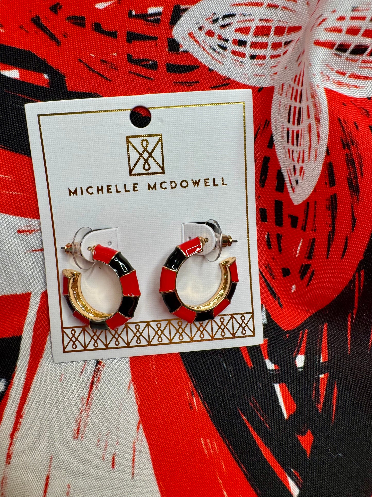 Small metal hoops black and red