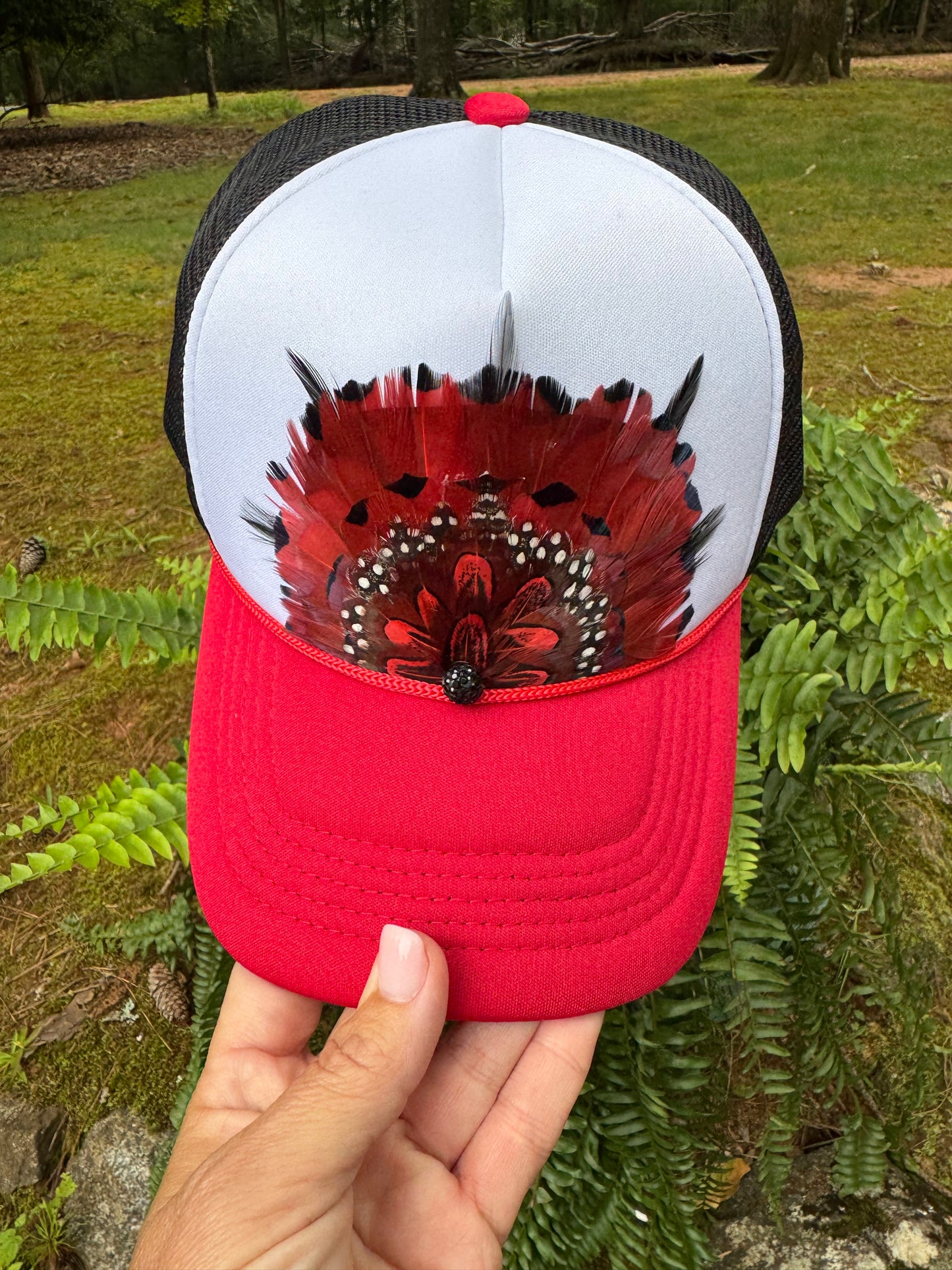 Feather trucker hat black and red