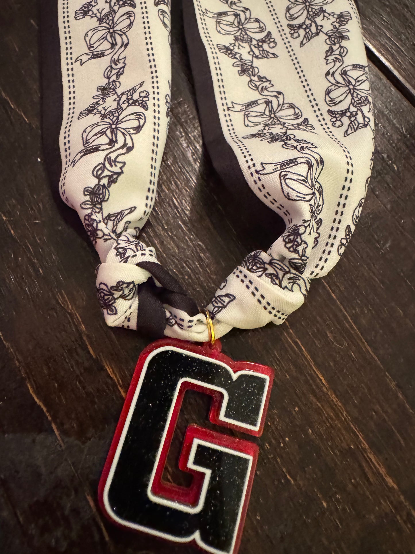 G charm acrylic scarf necklace