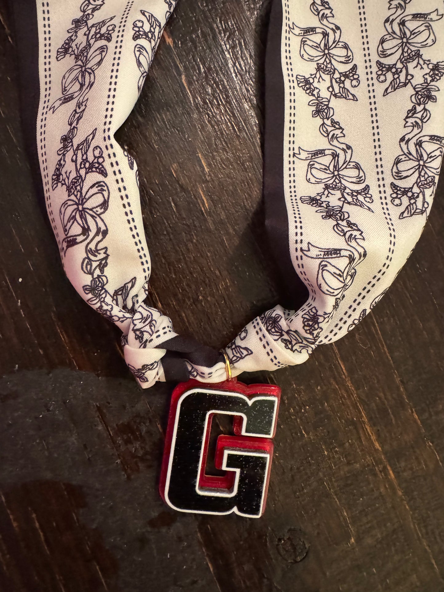 G charm acrylic scarf necklace