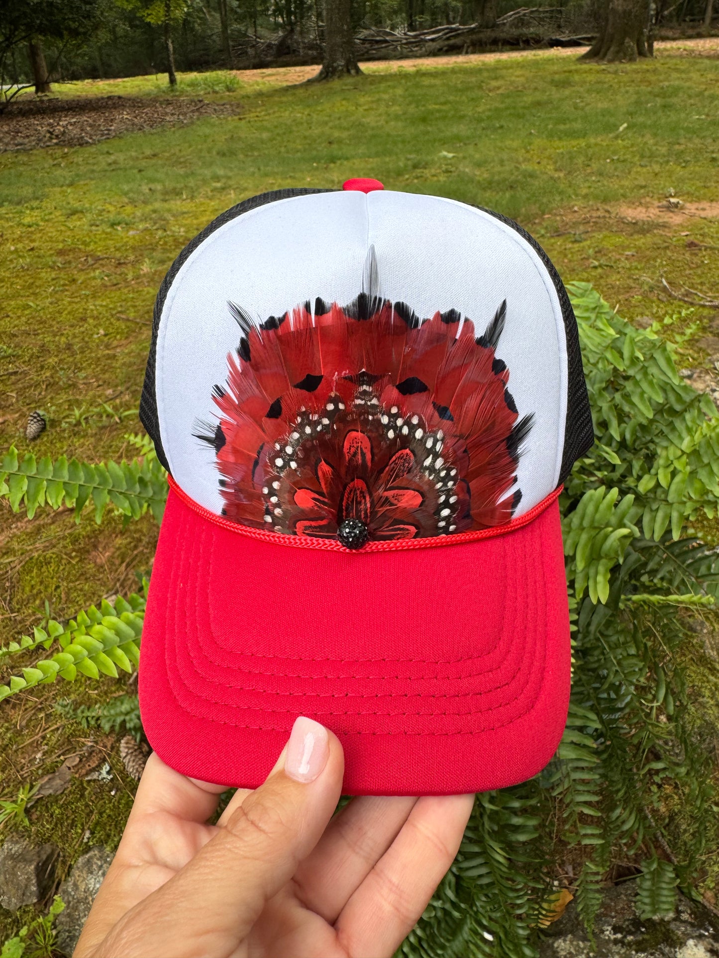 Feather trucker hat black and red