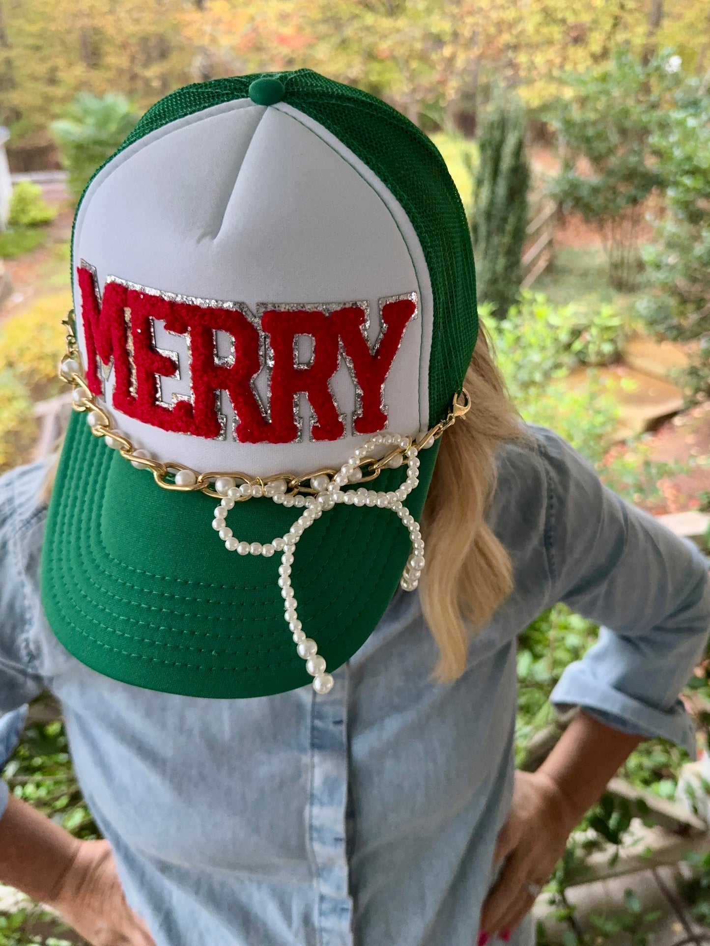 Christmas hat green and white with Merry patch ( trucker chain sold separately)