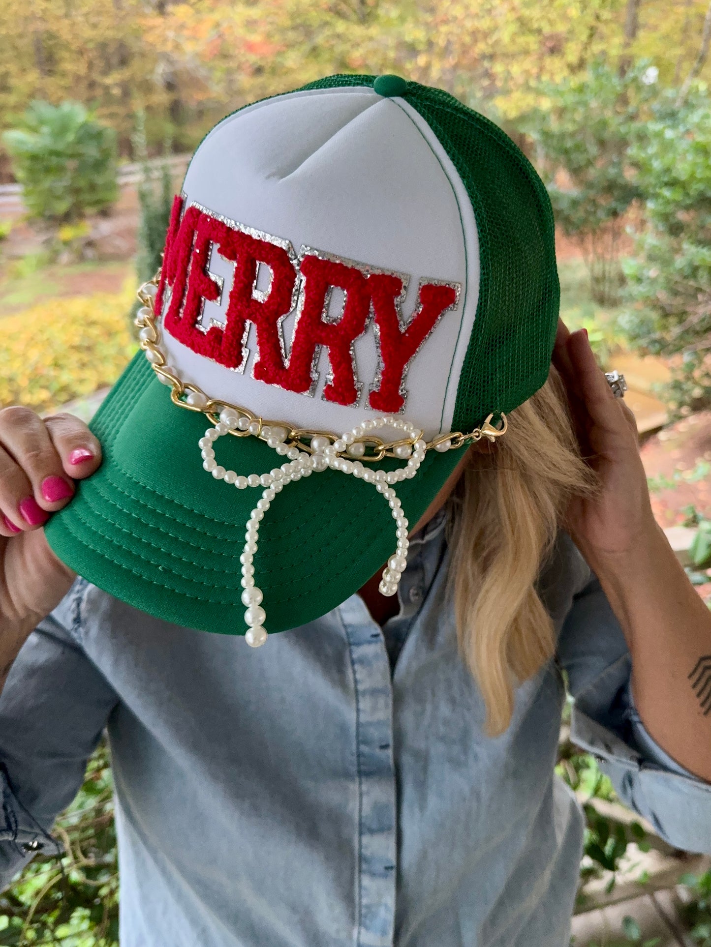 Christmas hat green and white with Merry patch ( trucker chain sold separately)