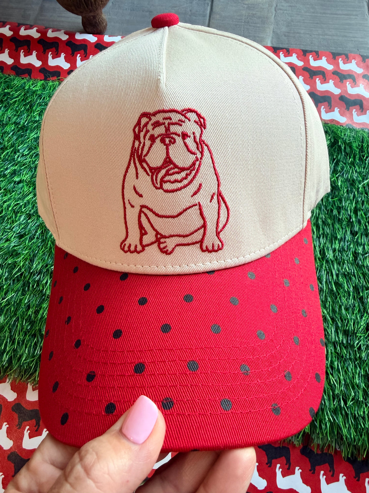 Bulldog hat cream,red and black