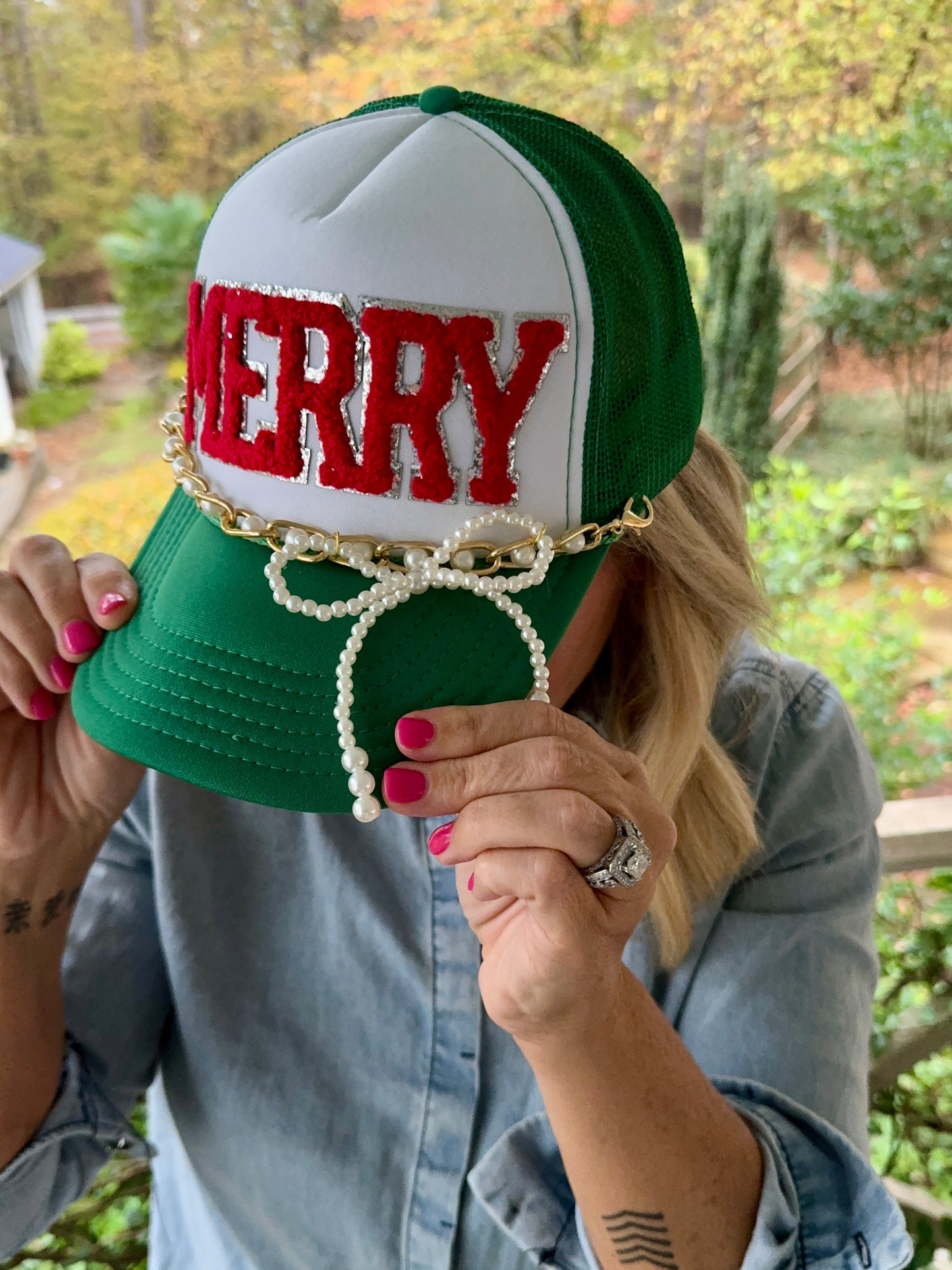 Christmas hat green and white with Merry patch ( trucker chain sold separately)