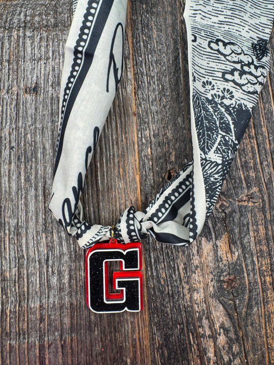 G charm acrylic scarf necklace