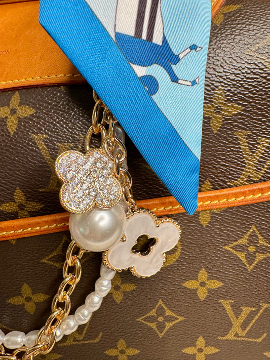 Purse charm clover white and gold