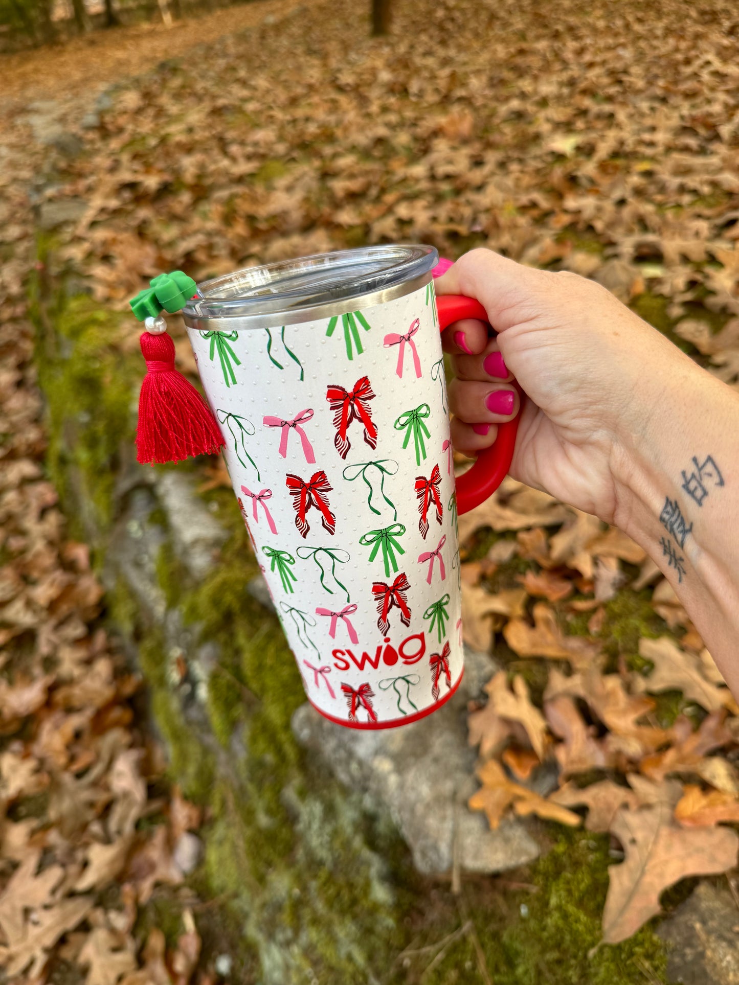 Swig 22 ounce travel Christmas Bow mug