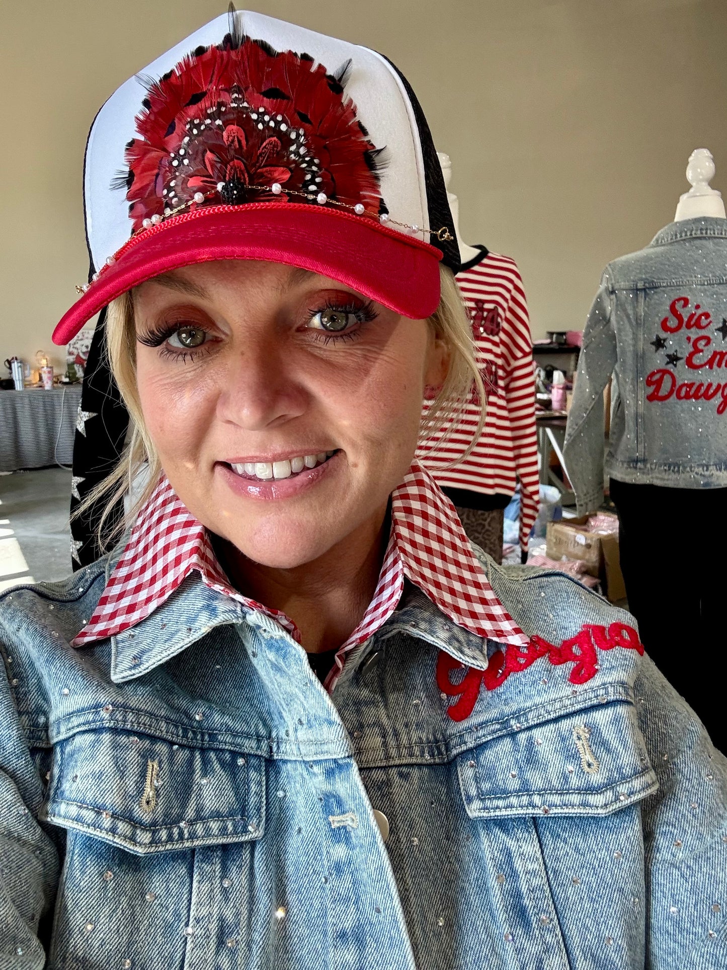 Feather trucker hat black and red