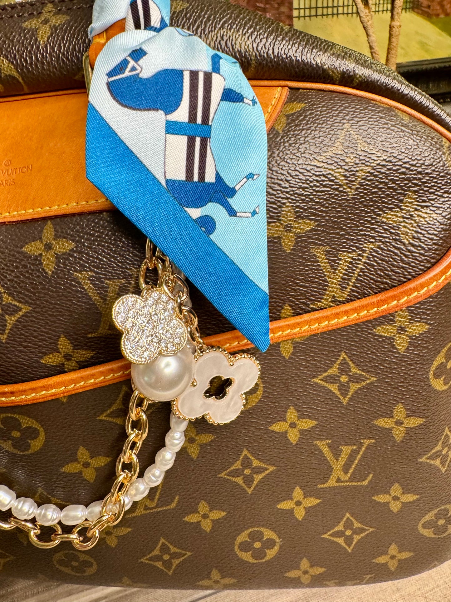 Purse charm clover white and gold